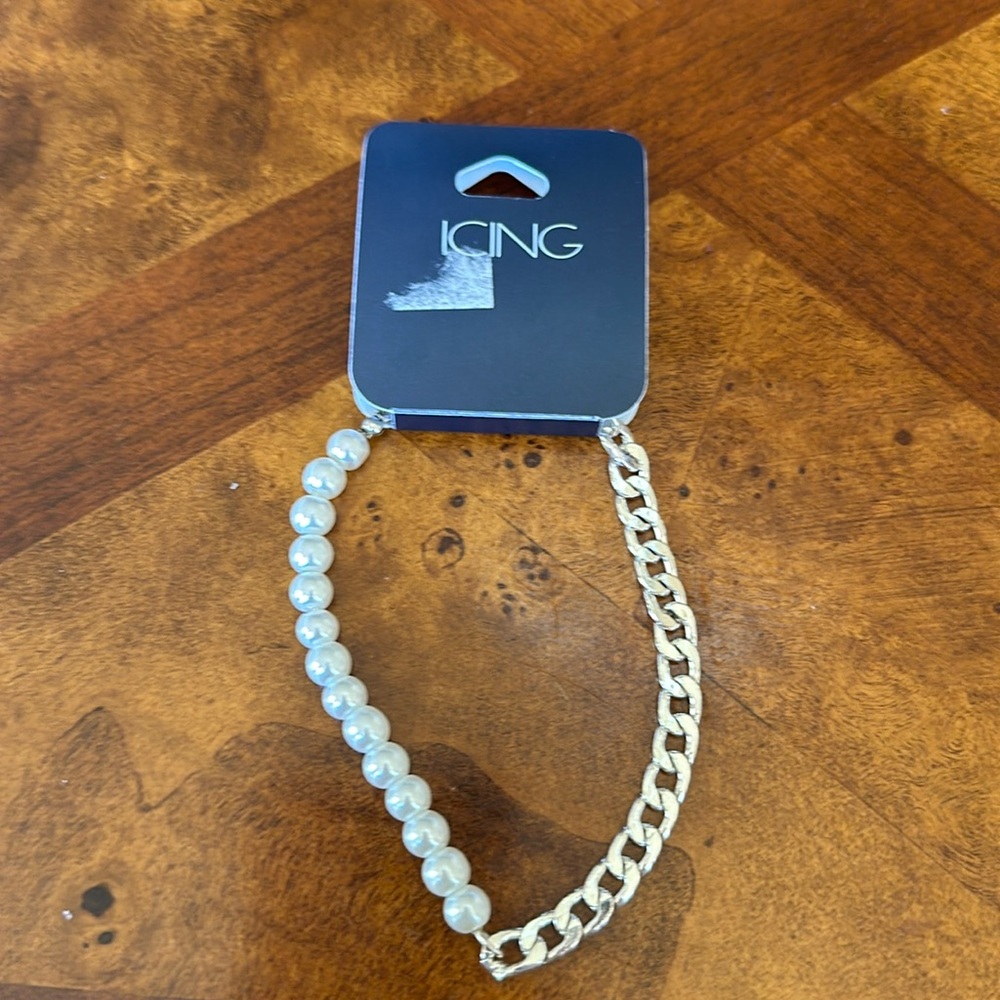 A cute bracelet in the brand icing